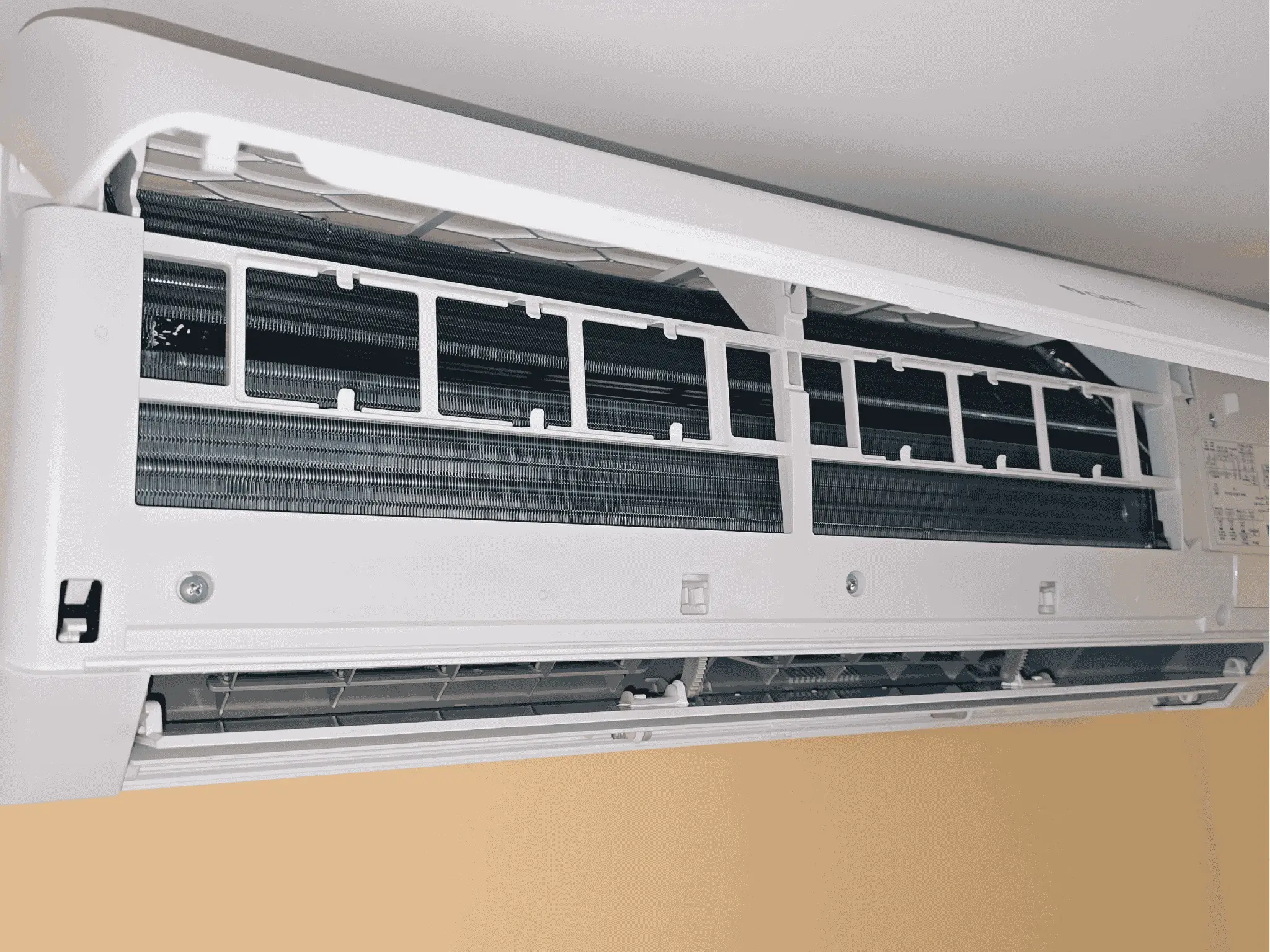 Професионално почистено вътрешно тяло на климатик